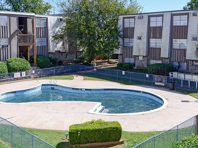 Las Brisas Apartments — Photo 1