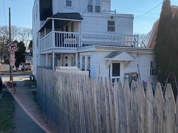 4th image of 1065 E King St