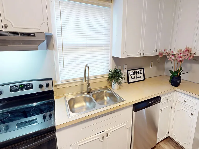 2716 Forsyth Ln — Photo 10