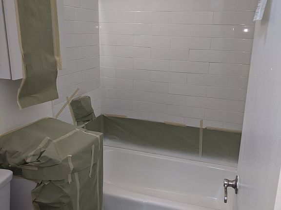 4th image of 940 Bronx Park S #D2