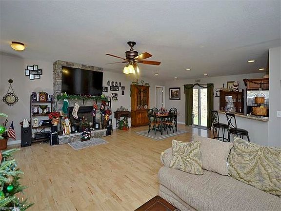 3rd image of 312 Queen St