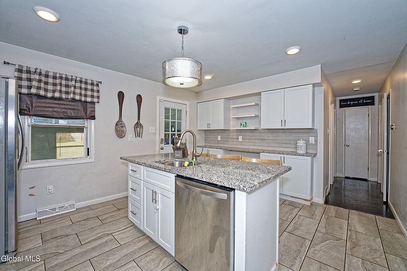 5th image of 9 Pompano Drive