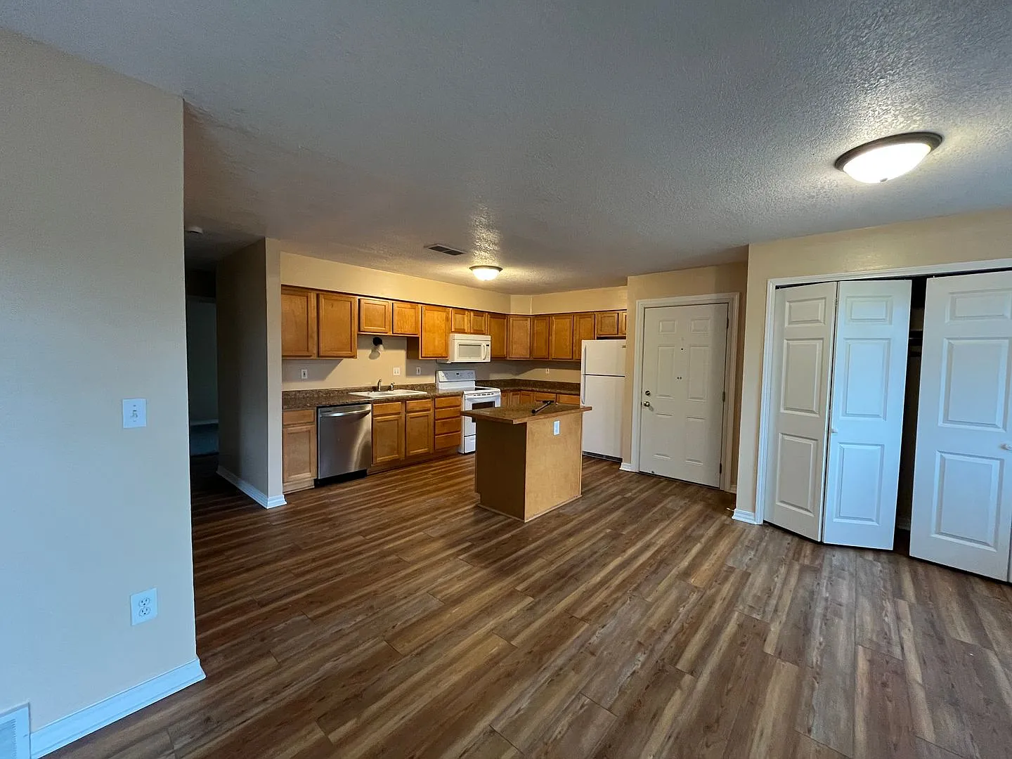 896 Wescott Square — Photo 4