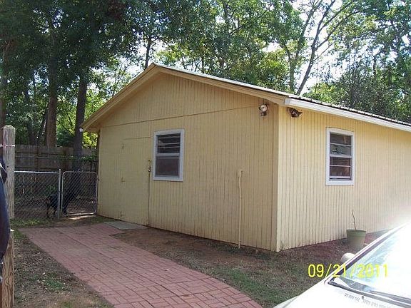 3rd image of 608 E Lamar St