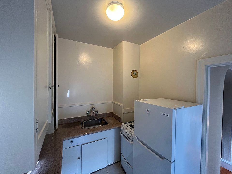 2nd image of 231 29th St APT 5