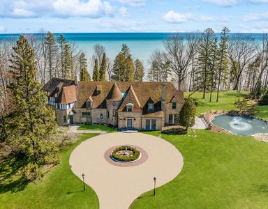 9400 North Lake DRIVE, Bayside, WI, 53217