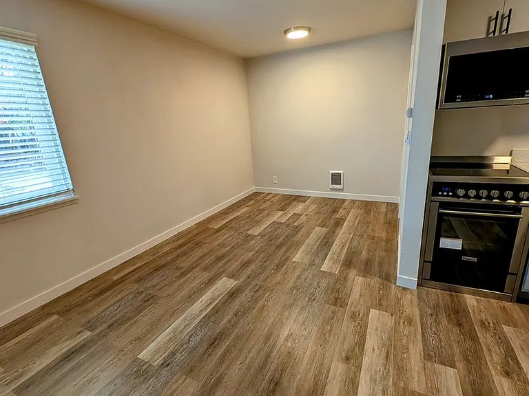 Eleanor Apartments — Photo 13