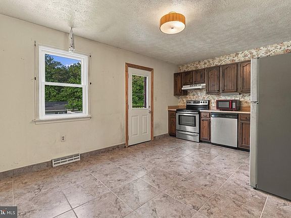 4th image of 8614 Quentin Ave