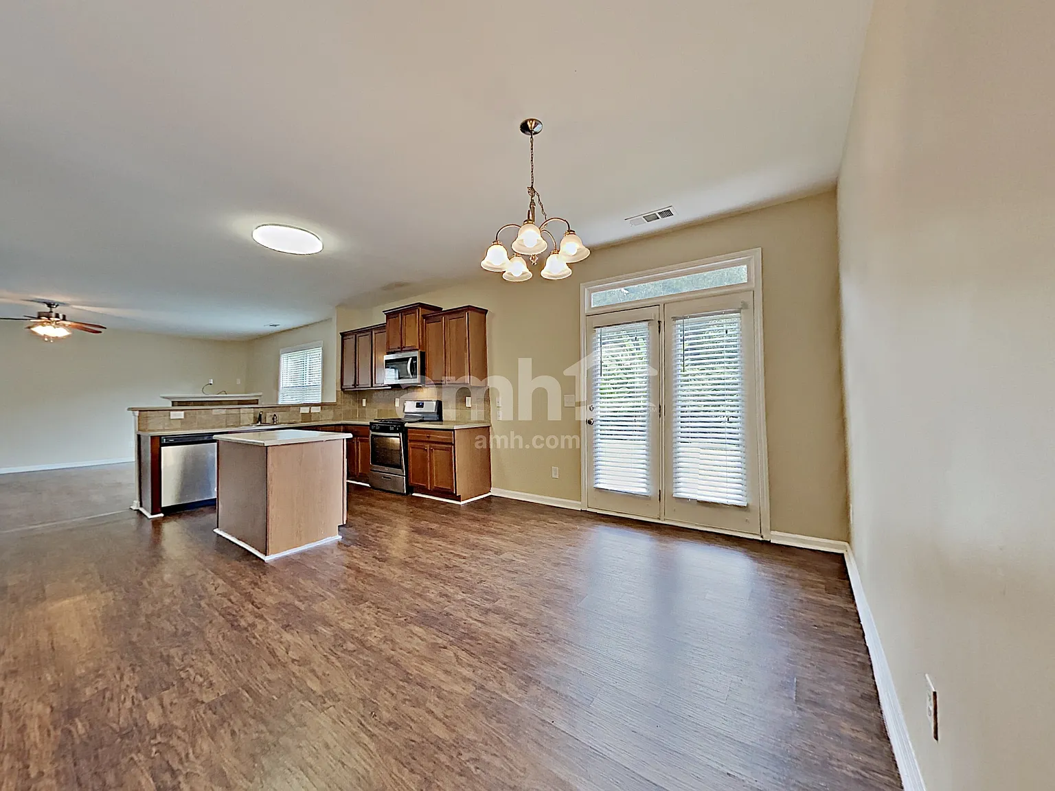 4 bed, 2.5 bath, 3210 sqft, $2,570 — Photo 4