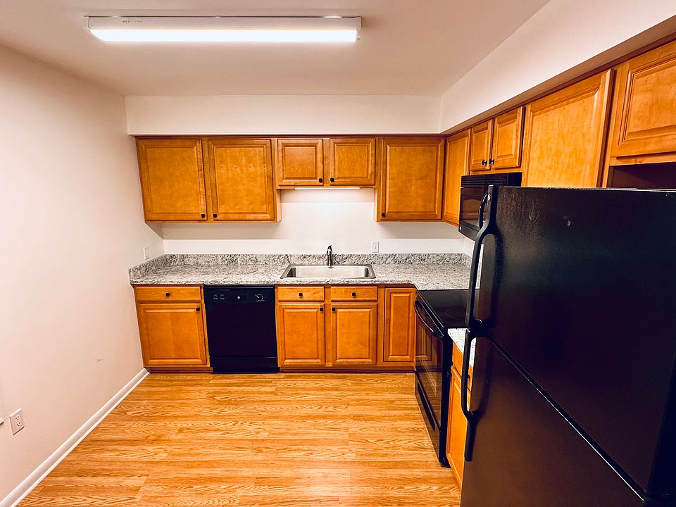 10x10 Eat-in Kitchen w/ Granite countertops and new sink