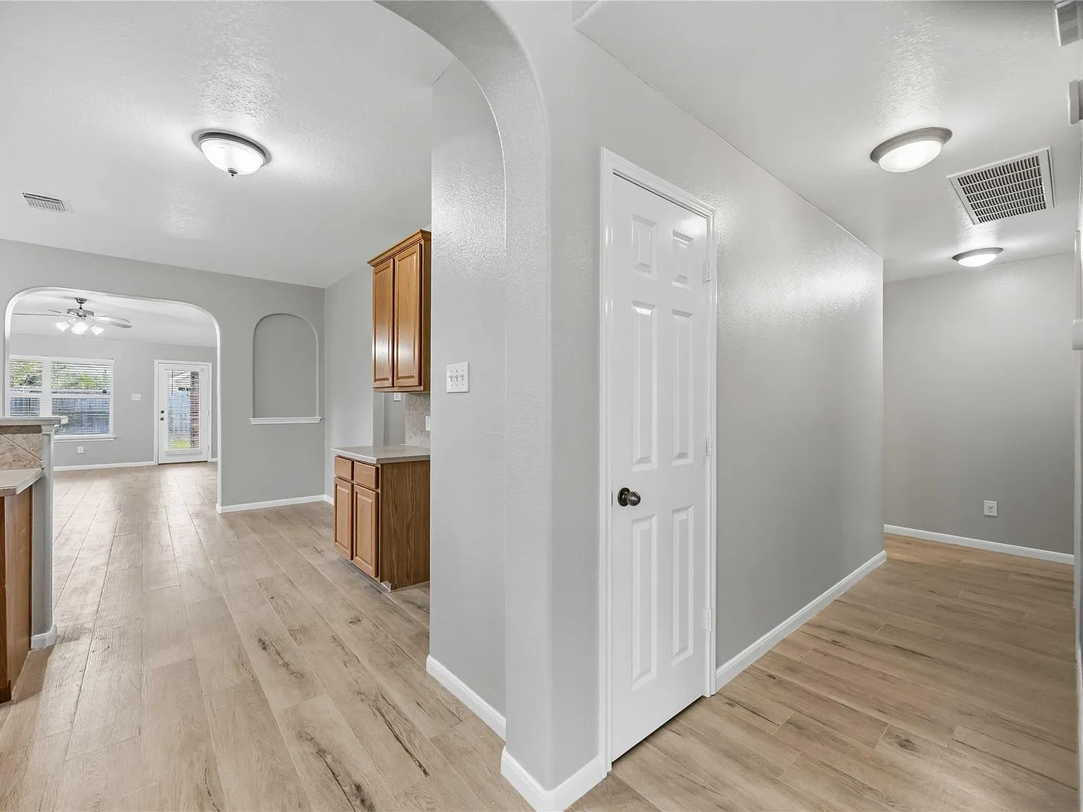 4 bed, 2.0 bath, 2302 sqft, $2,600 — Photo 4