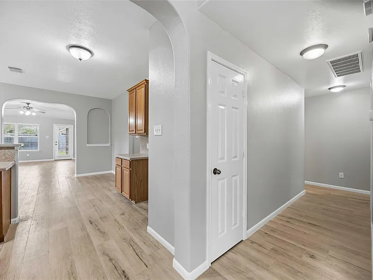11609 Spill Creek Dr — Photo 4