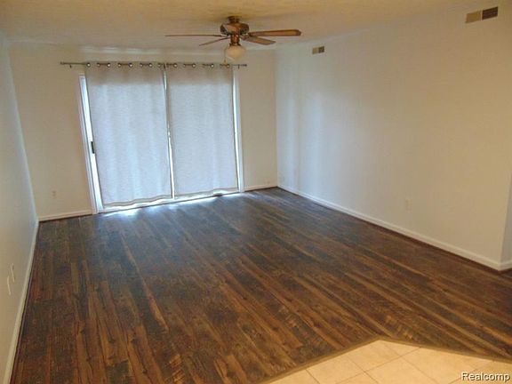 4th image of 924 Chestnut Hill Dr APT A