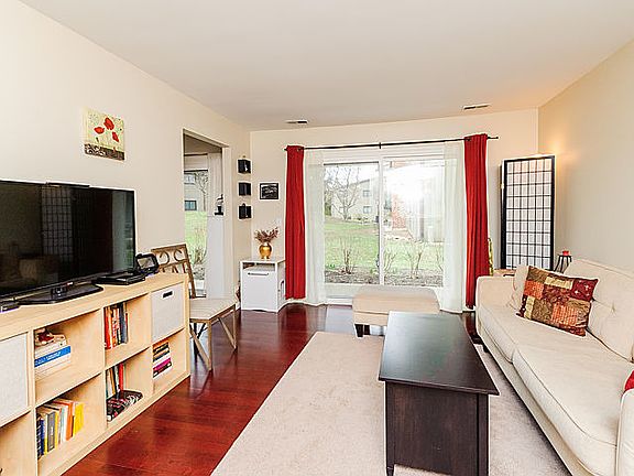 5th image of 29W390 Emerald Green Dr Unit B