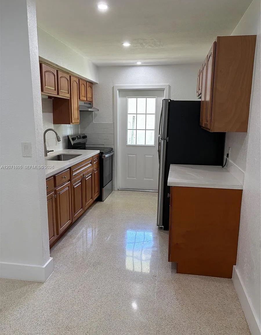 2 bed, 1.0 bath, $2,100 — Photo 2