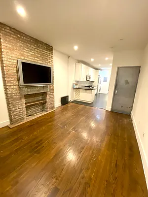 Rented by Safdie Realty Group | media 23