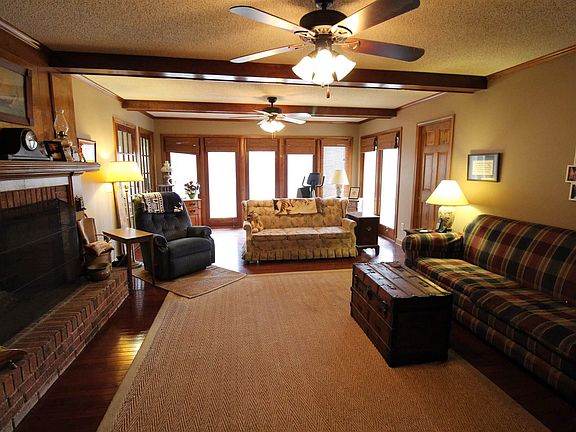 3rd image of 211 Sweetwater Dr