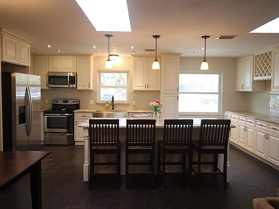 5th image of 3707 Bayview Dr