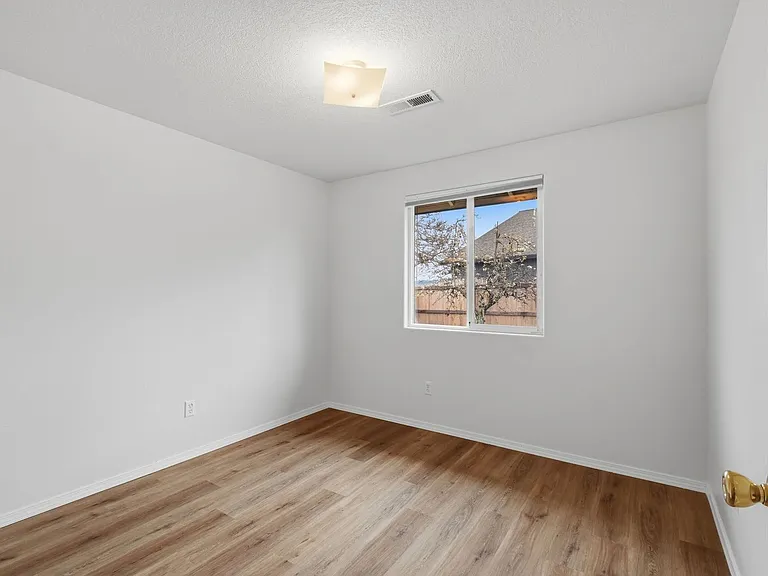 313 S Nectarine St — Photo 17