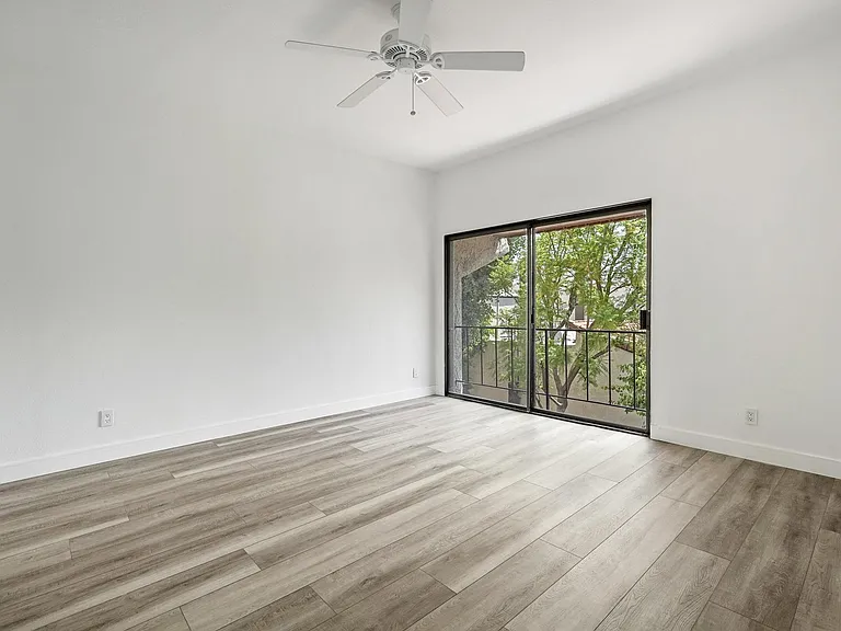 22259 Erwin St — Photo 12