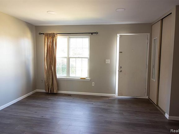 2nd image of 36610 Park Place Dr