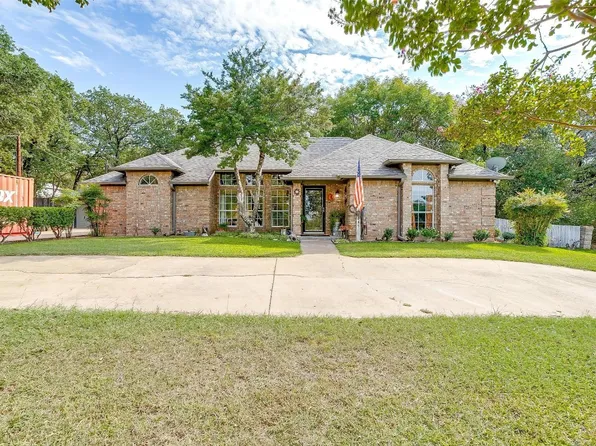 8045 Person St, Azle, TX 76020