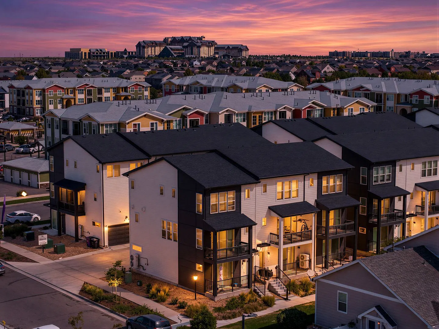 1000 Off First Full Month 500 Look And Lease Beautiful 3 Bedroom 2.5 Bath Townhome With 2-Car Gar... — Photo 3