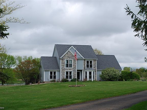 2nd image of 4575 Woods Cir NE