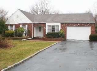 45 Ashford Dr, Bohemia, NY 11716