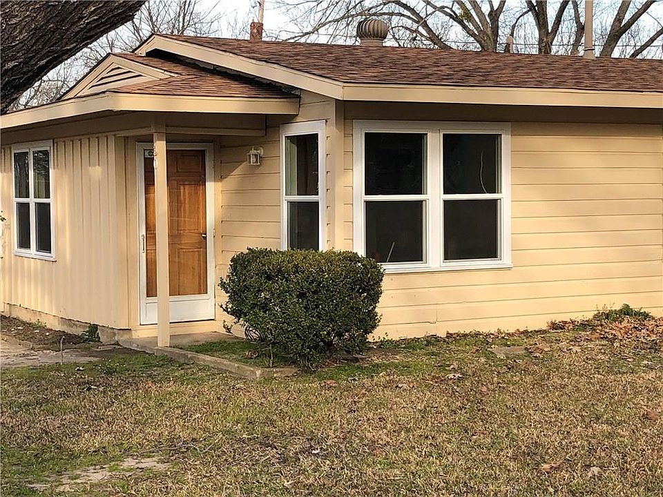 2nd image of 301 Hillcrest St