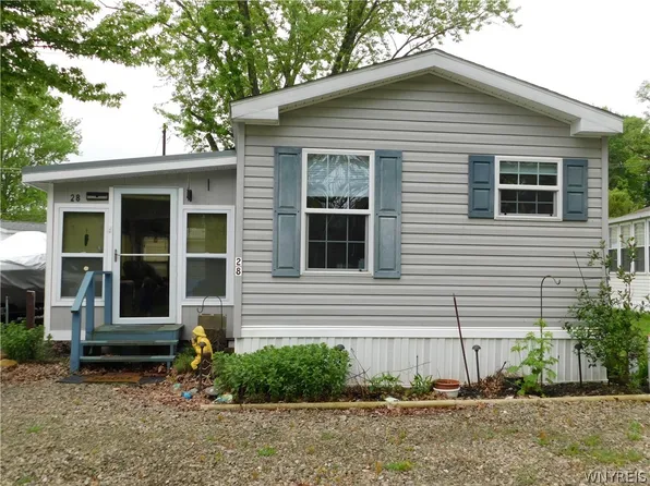 28 W Lawndale Rd, Mayville, NY 14757