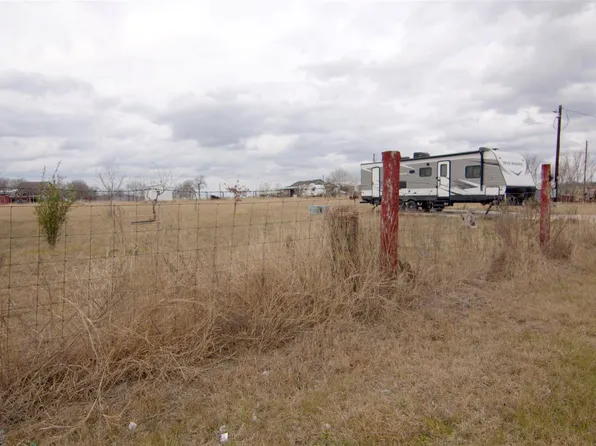 150 Callaway Ct, Lockhart, TX 78644