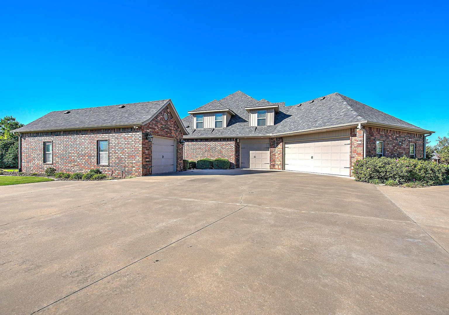 Fully Furnished 5-Bedroom Home with Office, Pool & 2.23 Acres — Photo 2