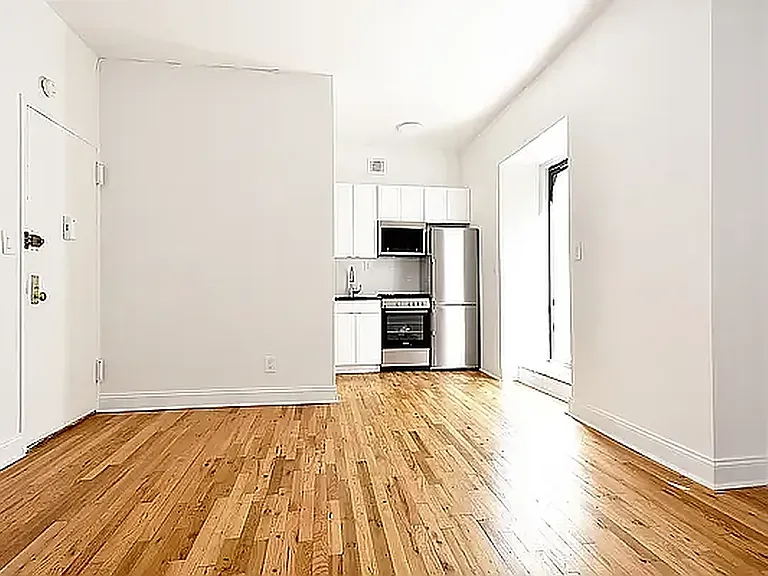 222 W 15th St #1D — Photo 9