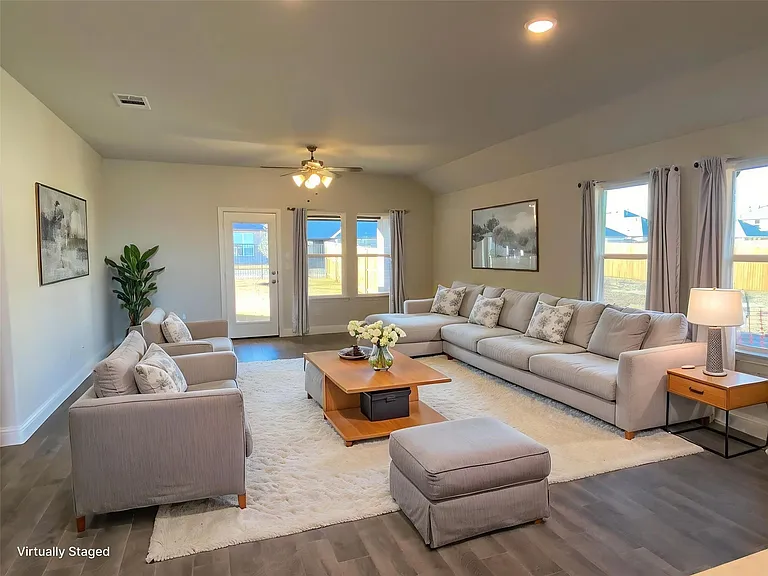 305 Tartane Dr — Photo 3
