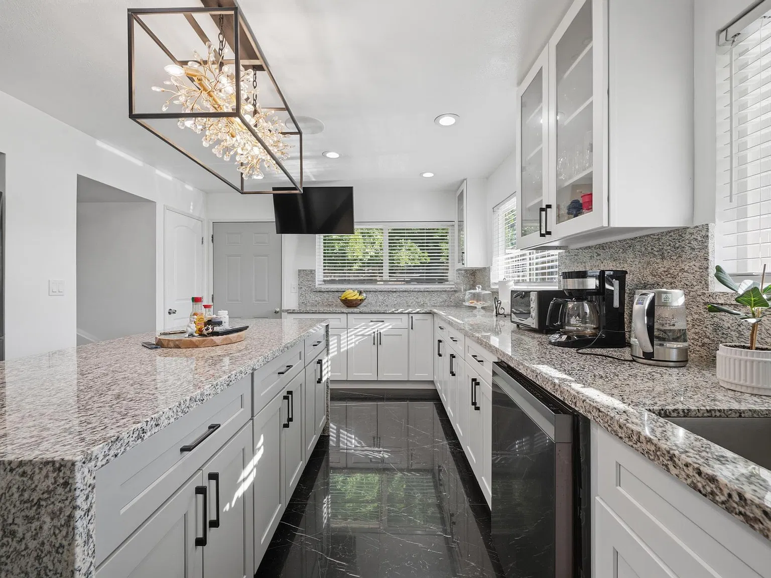 6 bed, 2600 sqft, $6,500 — Photo 3