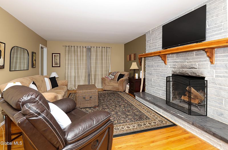 3rd image of 957 W Pine Hill Drive
