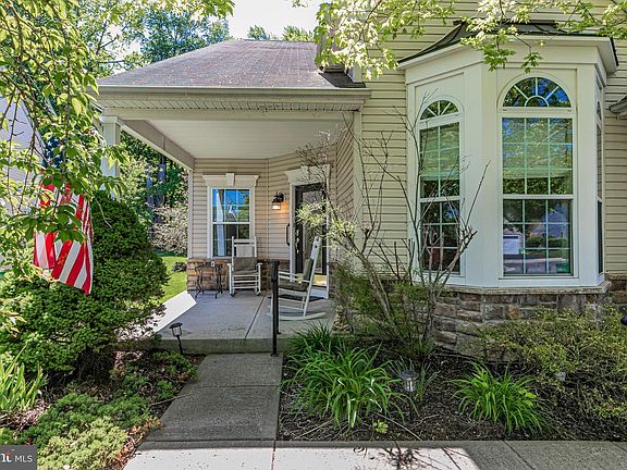 3rd image of 47 Lexington Dr