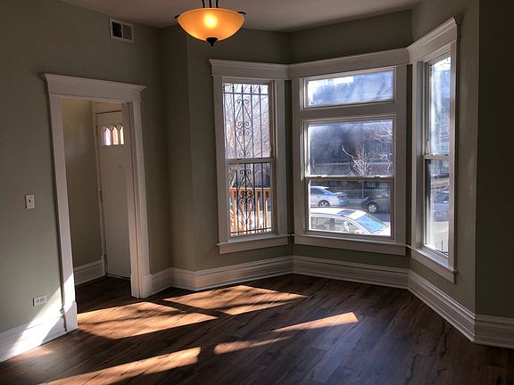 Living Room w/Foyer (Day)