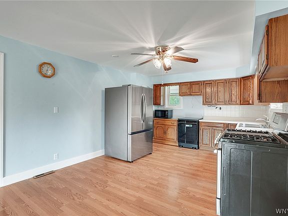 4th image of 5840 Clinton St
