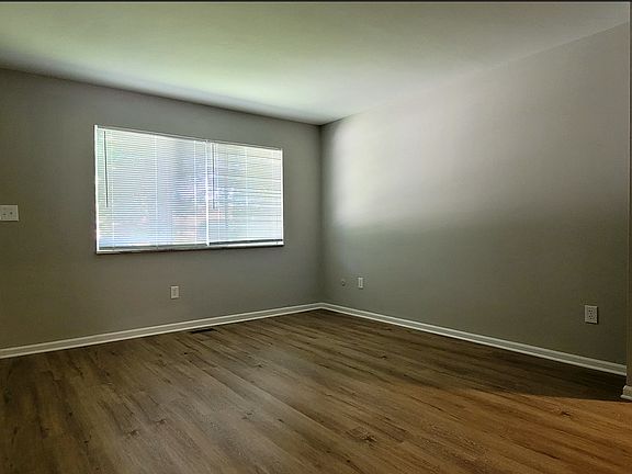 3rd image of 3006-3008 Creekview Cir