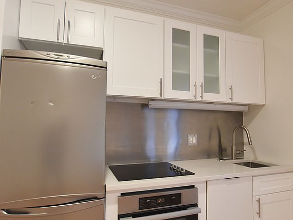 3rd image of 65 Bank St APT 18