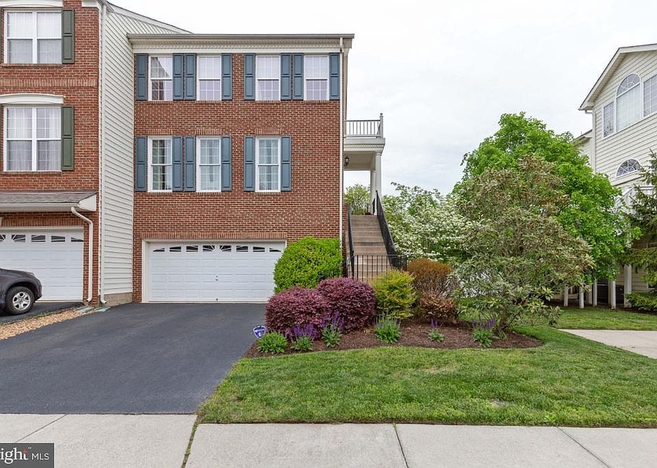Beautiful EndUnit Townhome in Belmont Country Club