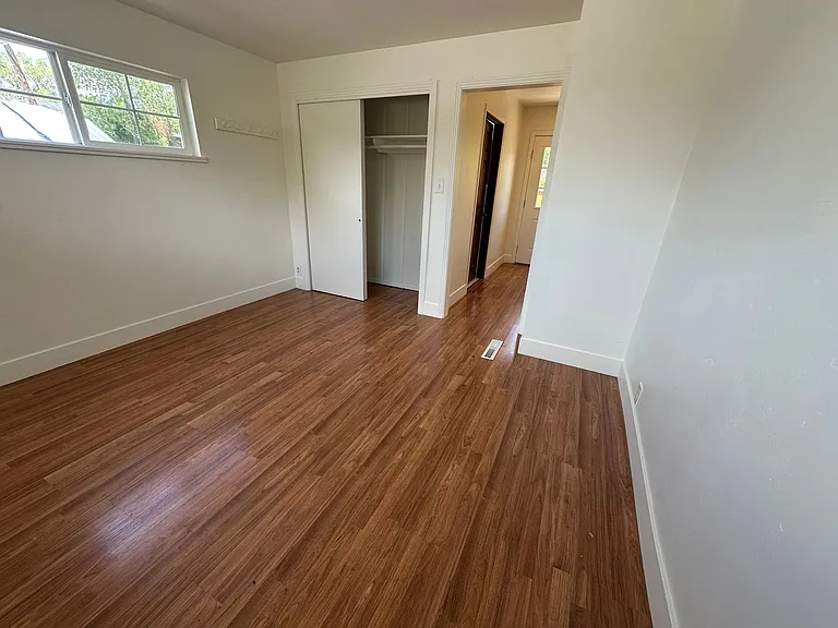 982 Vine St — Photo 15