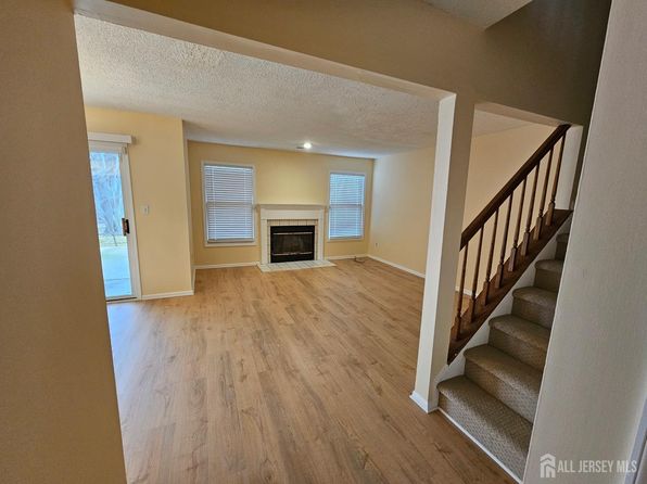 90 Van Liew Ct, East Brunswick, NJ 08816