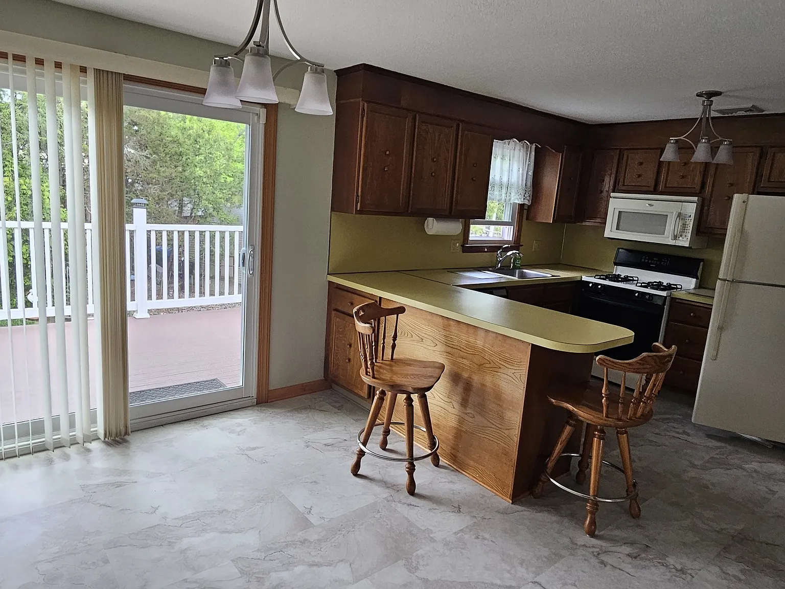 3 bed, 1.0 bath, 2438 sqft, $1,700 — Photo 3