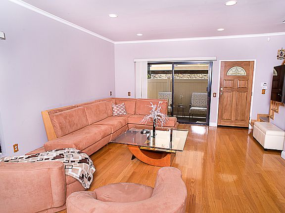 2nd image of 13948 Moorpark St APT 1