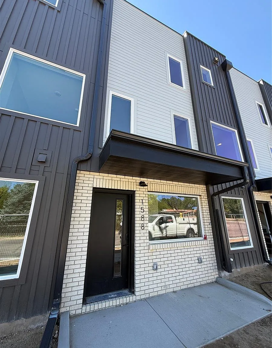 2 bed, 2.5 bath, 1284 sqft, $2,570 — Photo 2