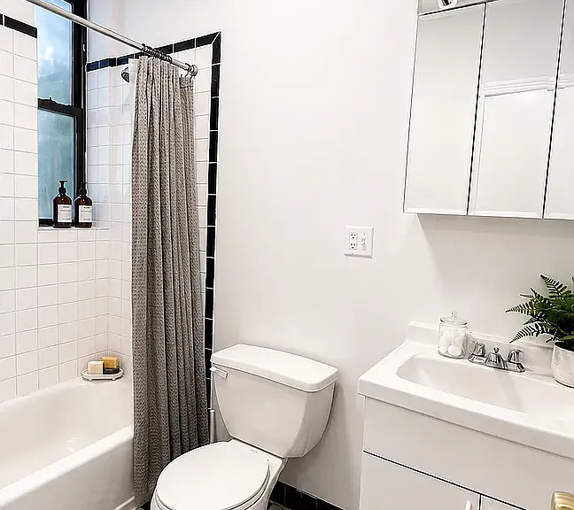 206 E 6th St #2 — Photo 3