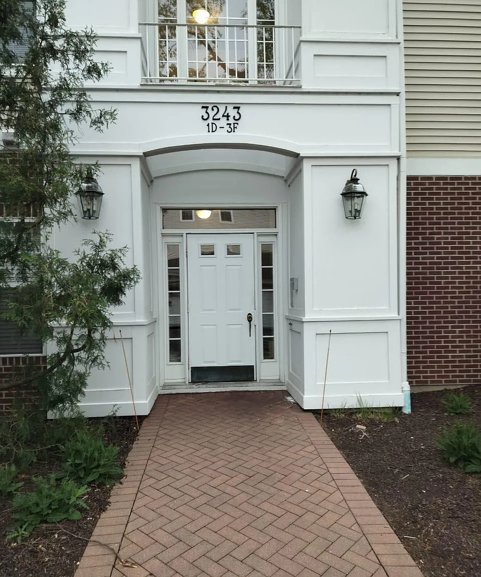 3243 Stratford Ct — Photo 2